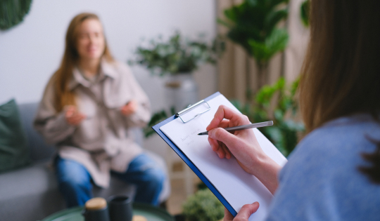 ABORDAGEM CLINICA DE ADOLESCENTES COM TRANSTORNOS COMPORTAMENTAIS