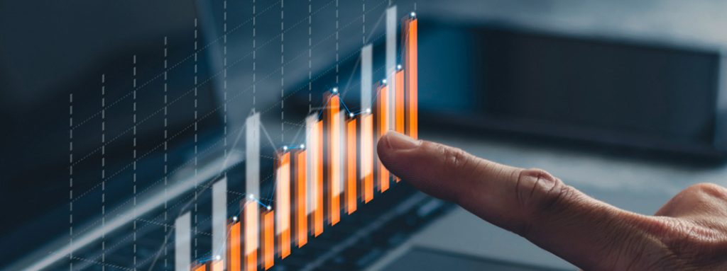 Mão toca em tela com gráficos de barras laranjas. Previdência Privada: Conheça Esta Opção de Investimento!