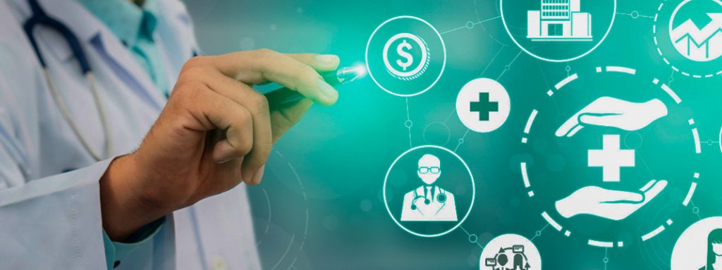 Um médico de jaleco toca a caneta em uma tela com ícones de saúde e finanças. Lean Healthcare: O que é e Como Aplicar Esse Método para Otimizar o Fluxo Hospitalar.