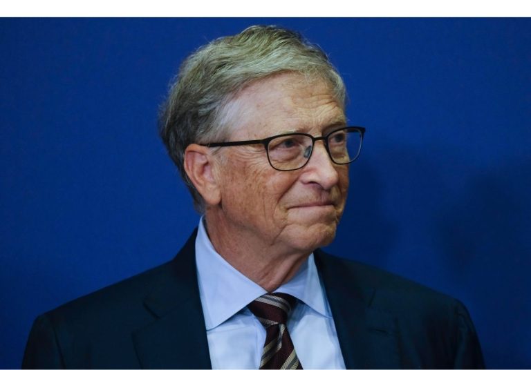 Bill Gates de terno e gravata está contra um fundo azul, com expressão séria. Curso: Aprenda com Bill Gates.