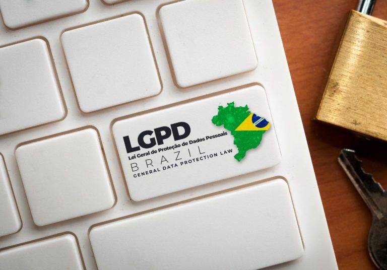 Teclado branco com tecla destacada mostrando o mapa do Brasil e a inscrição "LGPD". Curso: Lei Geral de Proteção de Dados LGPD.
