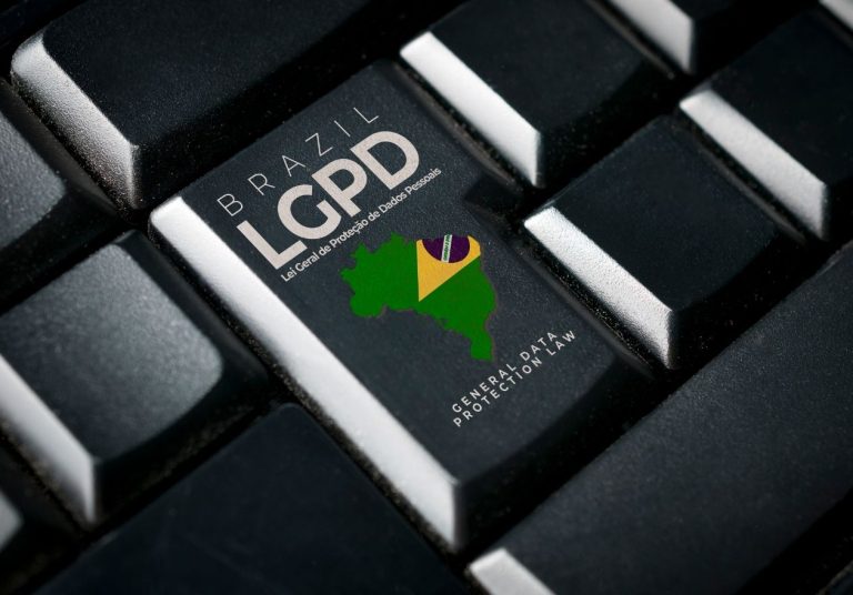 Teclado com tecla destacada exibindo o texto "LGPD Brazil" e o mapa do Brasil. Curso: Lei Geral de Proteção de Dados: Fundamentos Teóricos e Práticos.