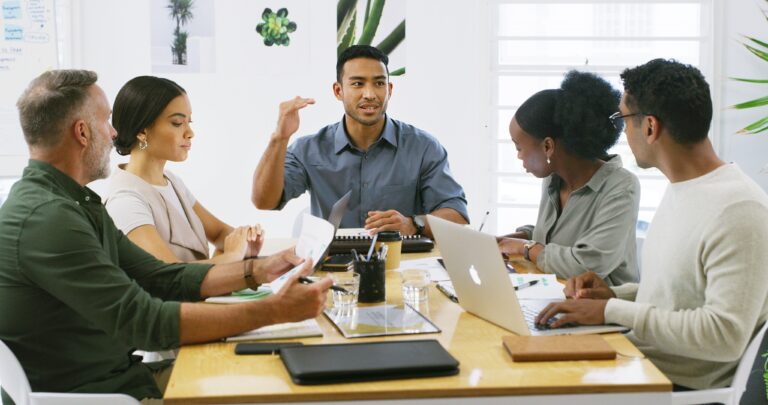 Explain,,Meeting,And,Project,Management,With,Business,People,In,Office