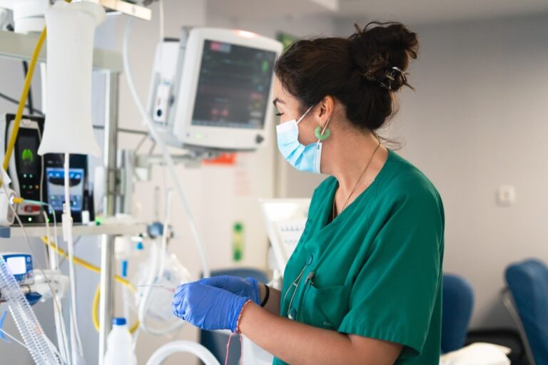 Nurse,Wearing,A,Surgical,Mask,And,Gloves,Working,With,Medical