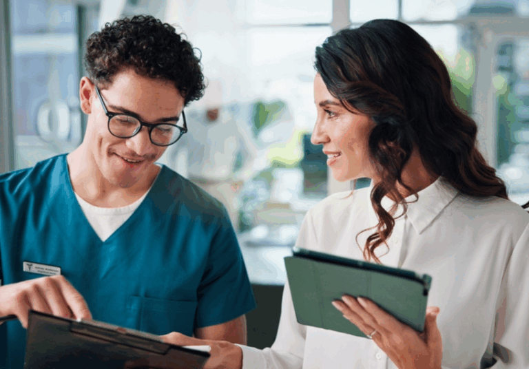 Médico homem e mulher representando o TEA na saúde suplementar e gestão