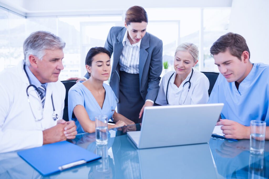 Executivos de saúde em reunião estratégica sobre gestão hospitalar.