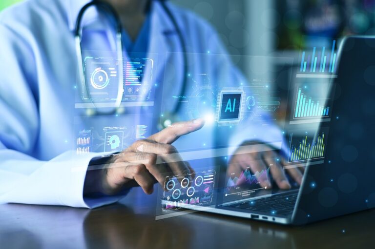 Médico usa inteligência artificial na saúde em interface digital com gráficos e laptop, tema da Resolução CFM 2.454/2026